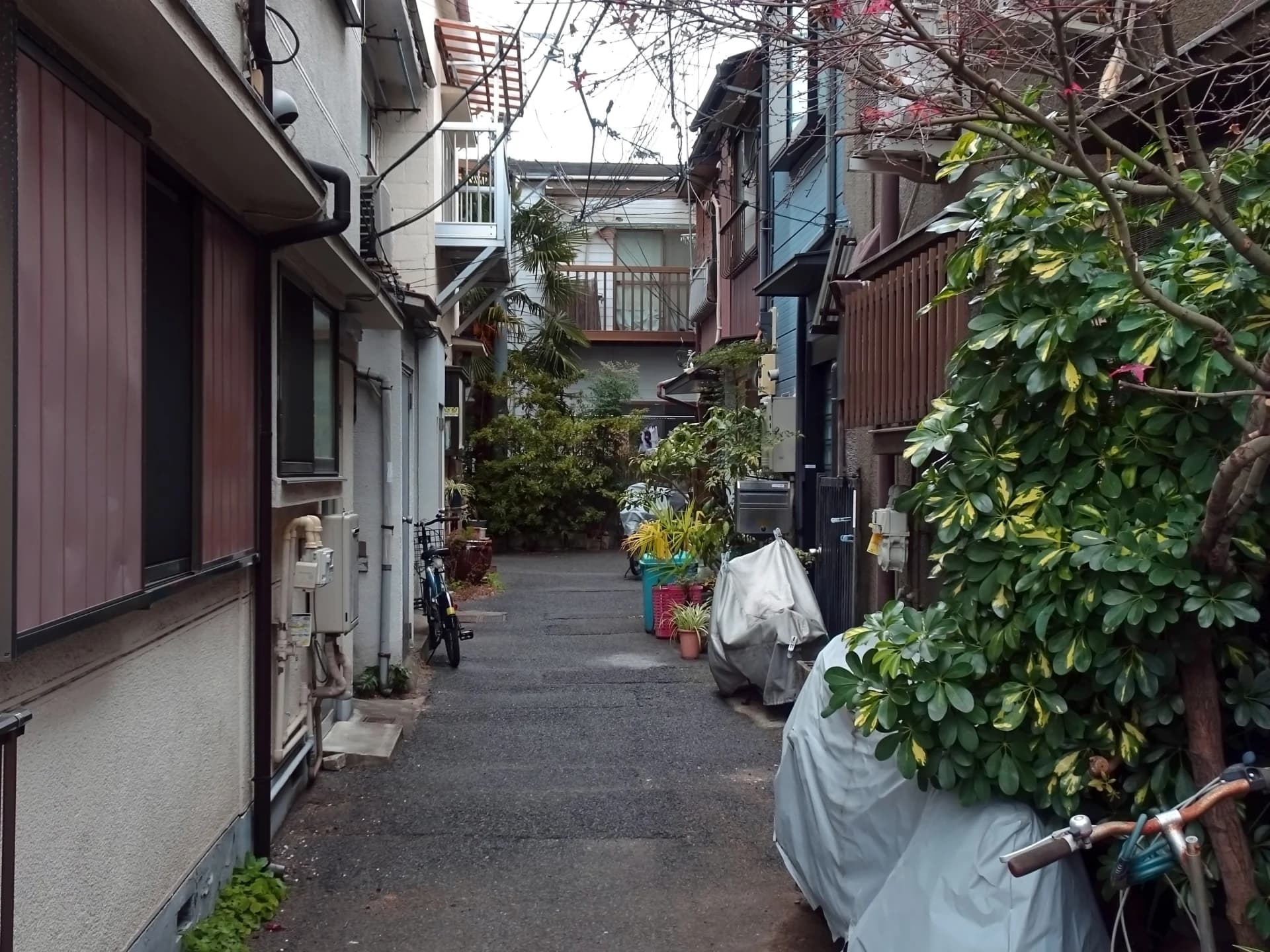 木造住宅が両側に建て込む下町の細い路地(東京の再建築不可物件の買取のイメージ)