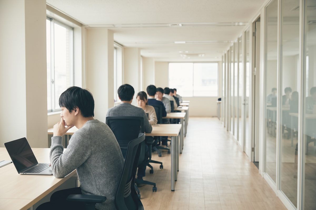 奥へ長く続く執務フロアの中ほどで、ひとりノートパソコンに向かっている人
