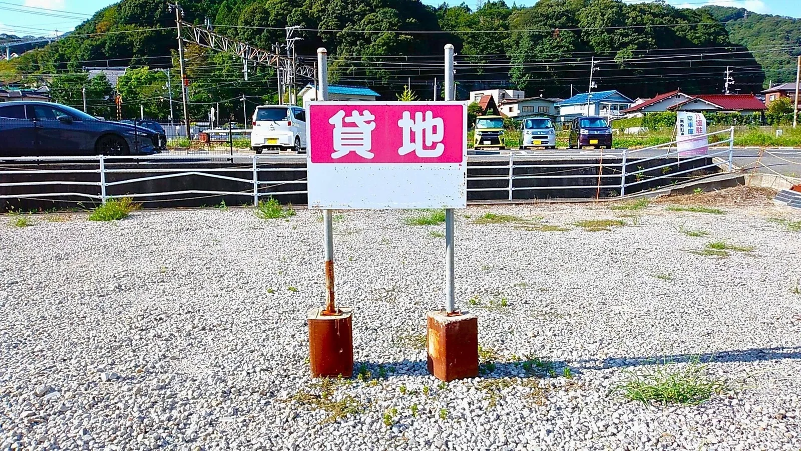 「貸地」の看板が立つ砂利敷きの土地(借地に建てた家の処分に関する記事のイメージ)