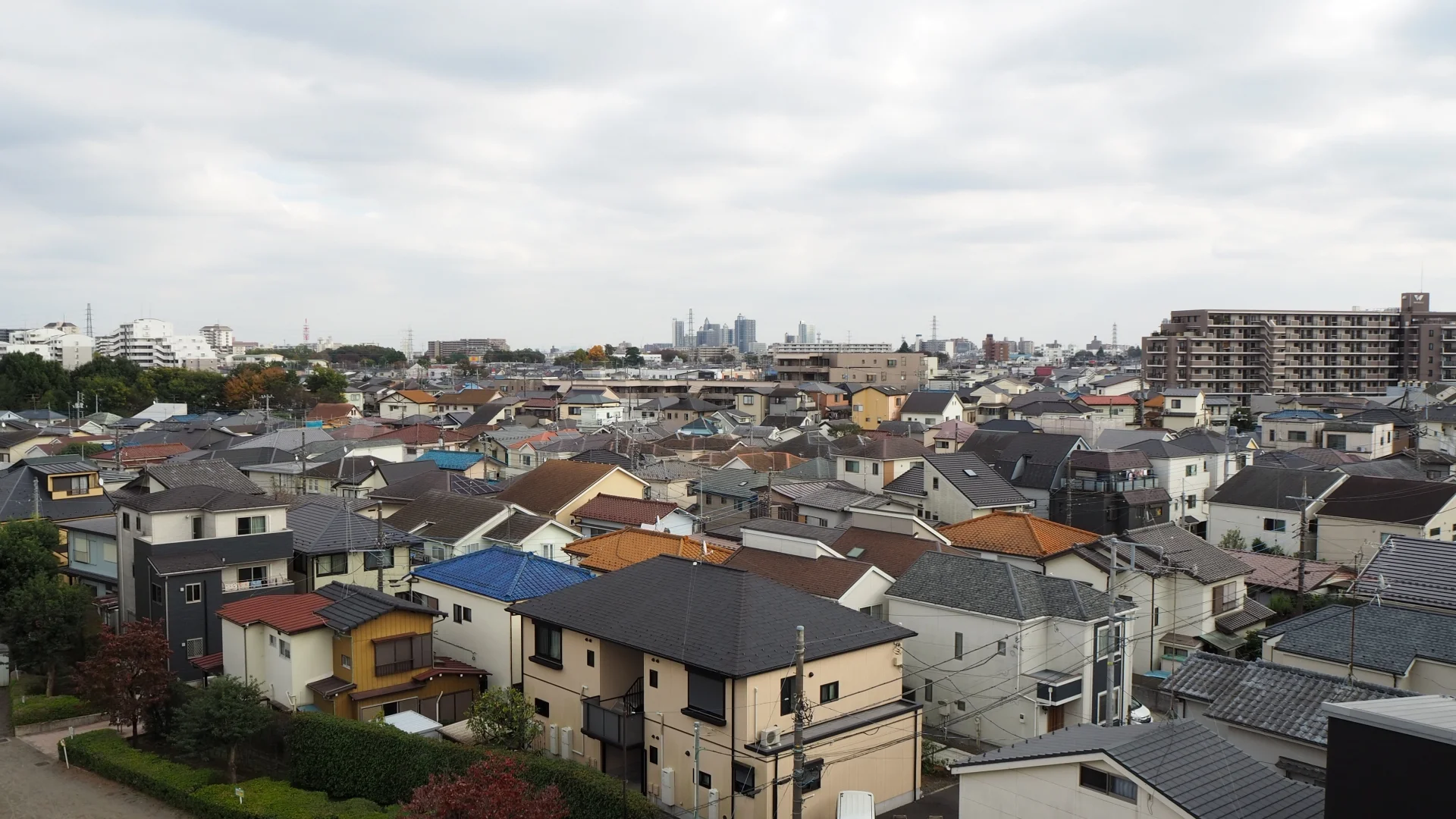 屋上から見下ろした、色とりどりの屋根の戸建て住宅が密集する所沢市の住宅街(所沢市の空き家買取のイメージ)