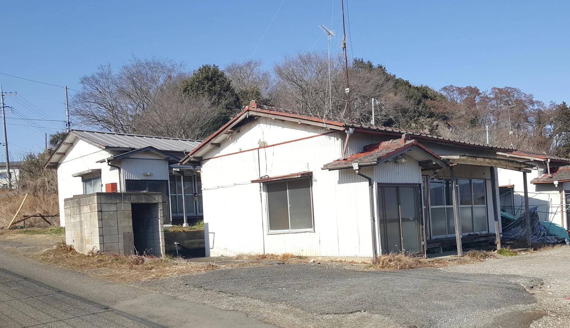 人が住まなくなり解体を待つ、古い平屋の住宅(家を解体する前の準備のイメージ)