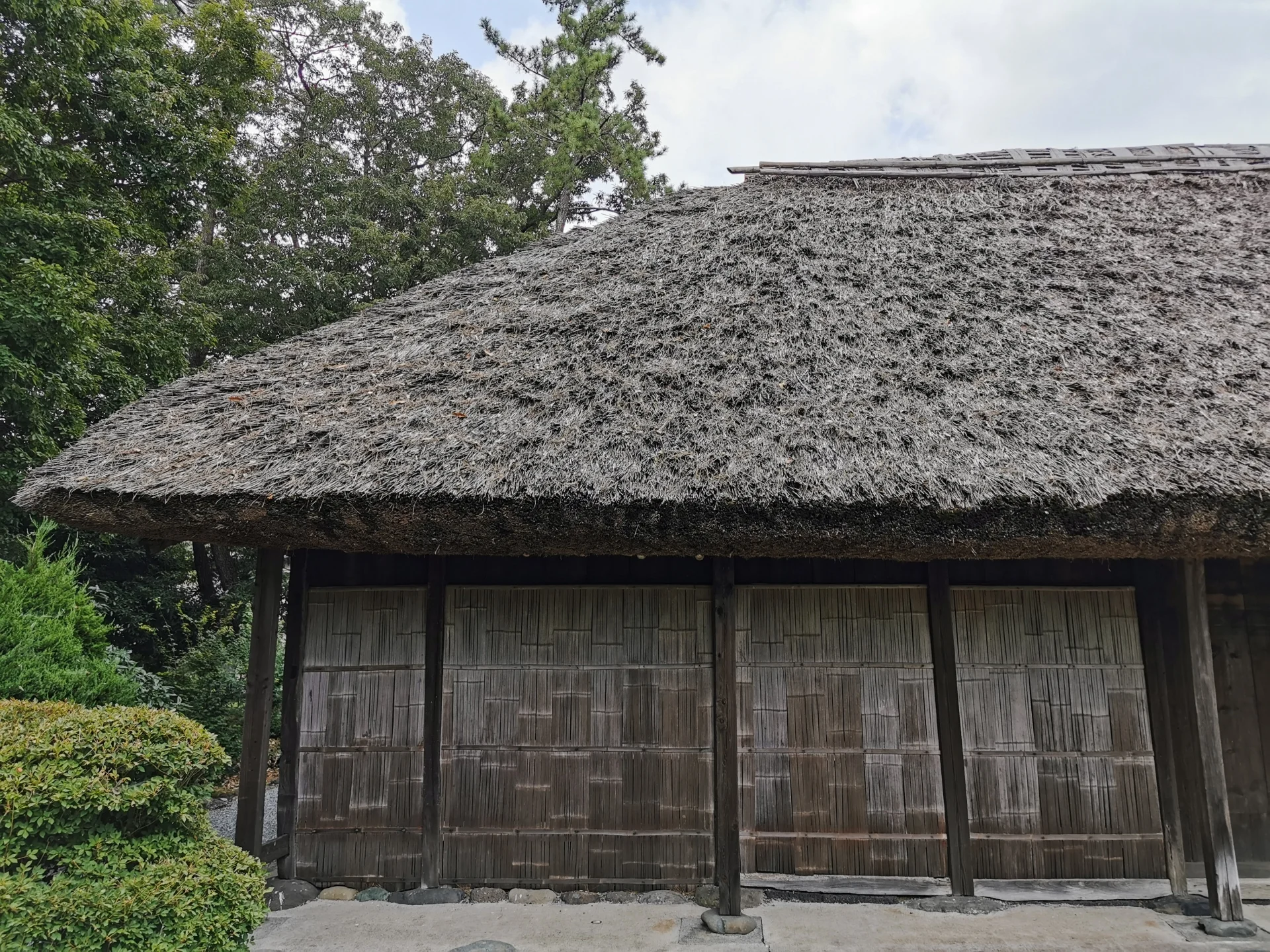 板戸の続く茅葺き屋根の古民家