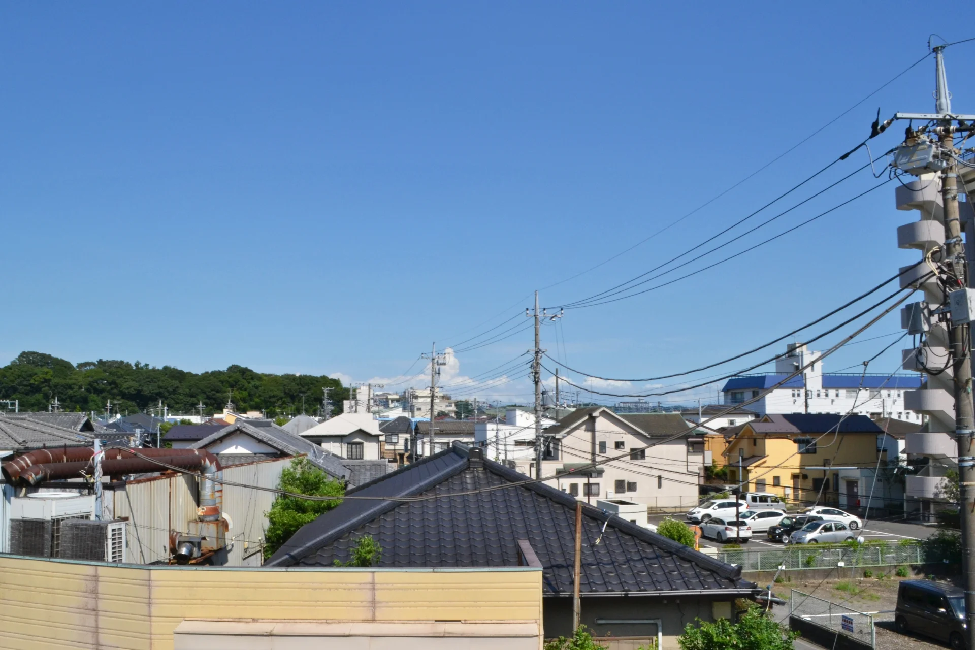 松戸市馬橋の瓦屋根の家が並ぶ郊外の住宅地(千葉県の借地の家の買取のイメージ)