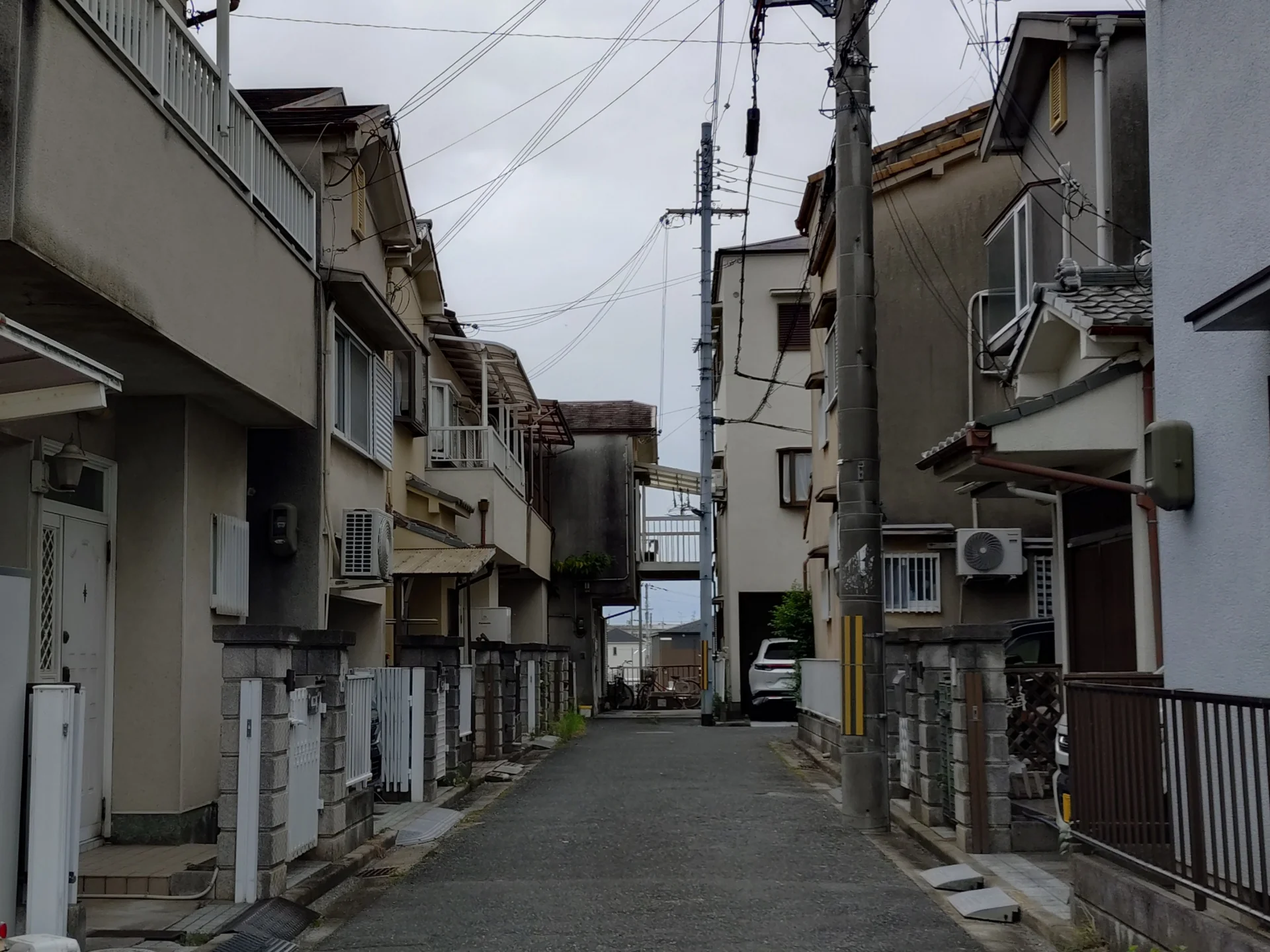 戸建て住宅が両側に並ぶ住宅街の狭い道(千葉の再建築不可物件の買取のイメージ)