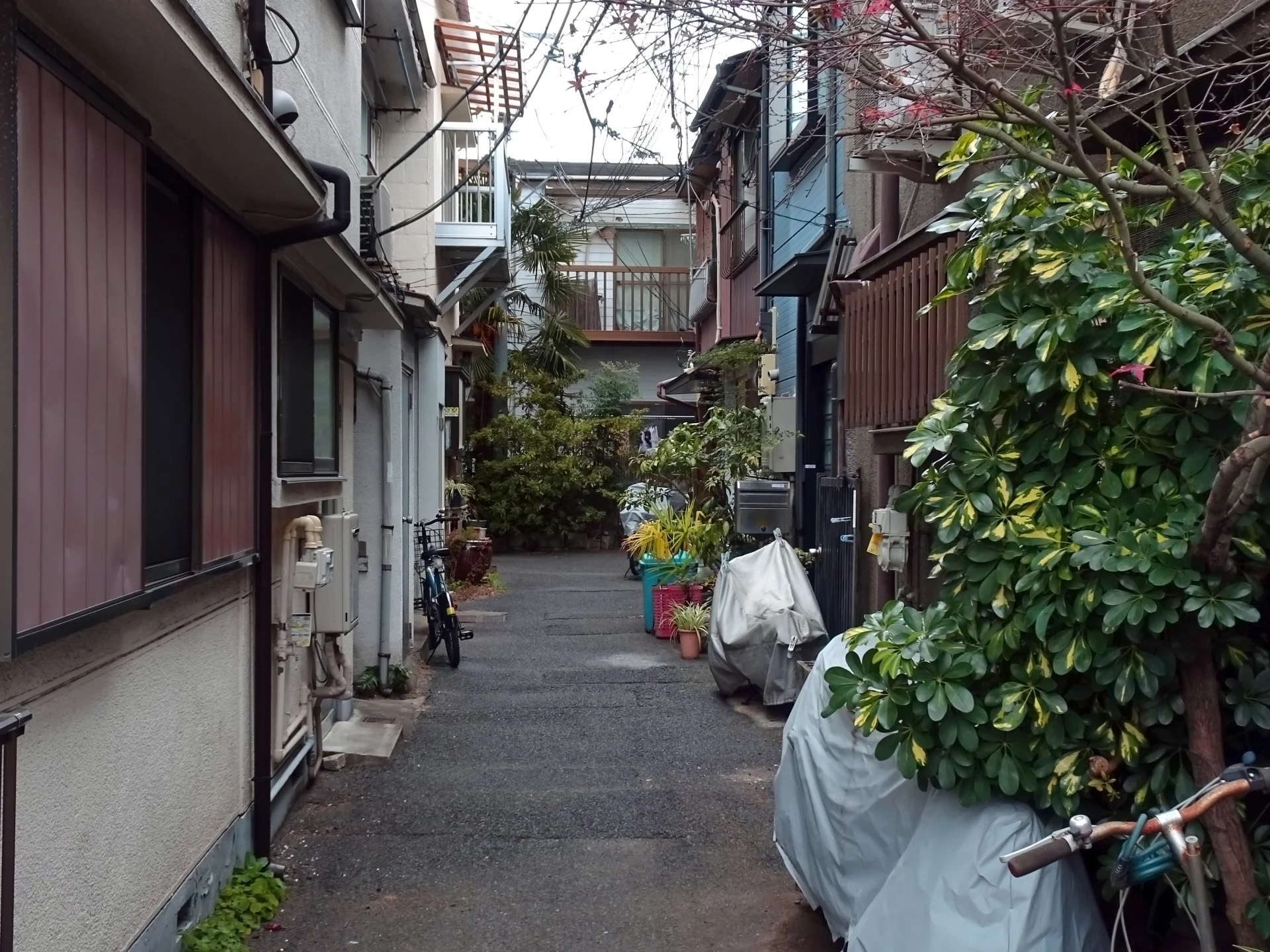 木造住宅が両側に建て込む下町の細い路地(東京の再建築不可物件の買取のイメージ)