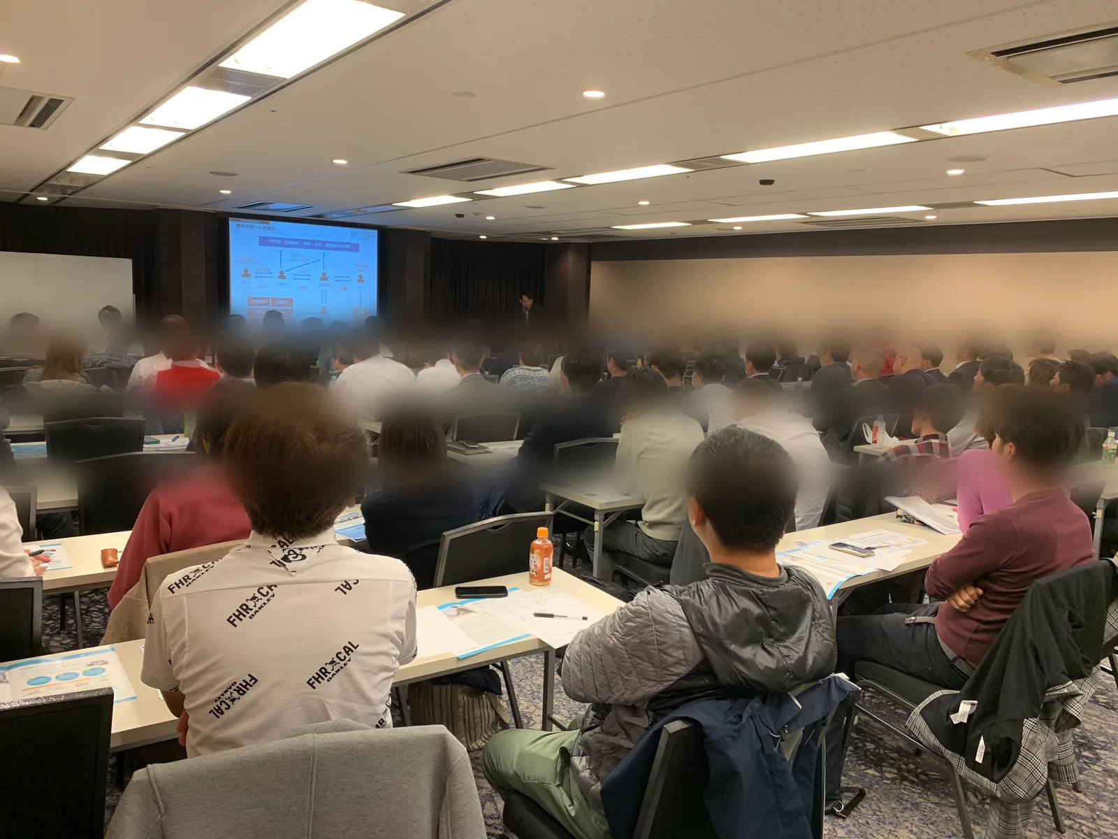 満席の不動産投資セミナー会場