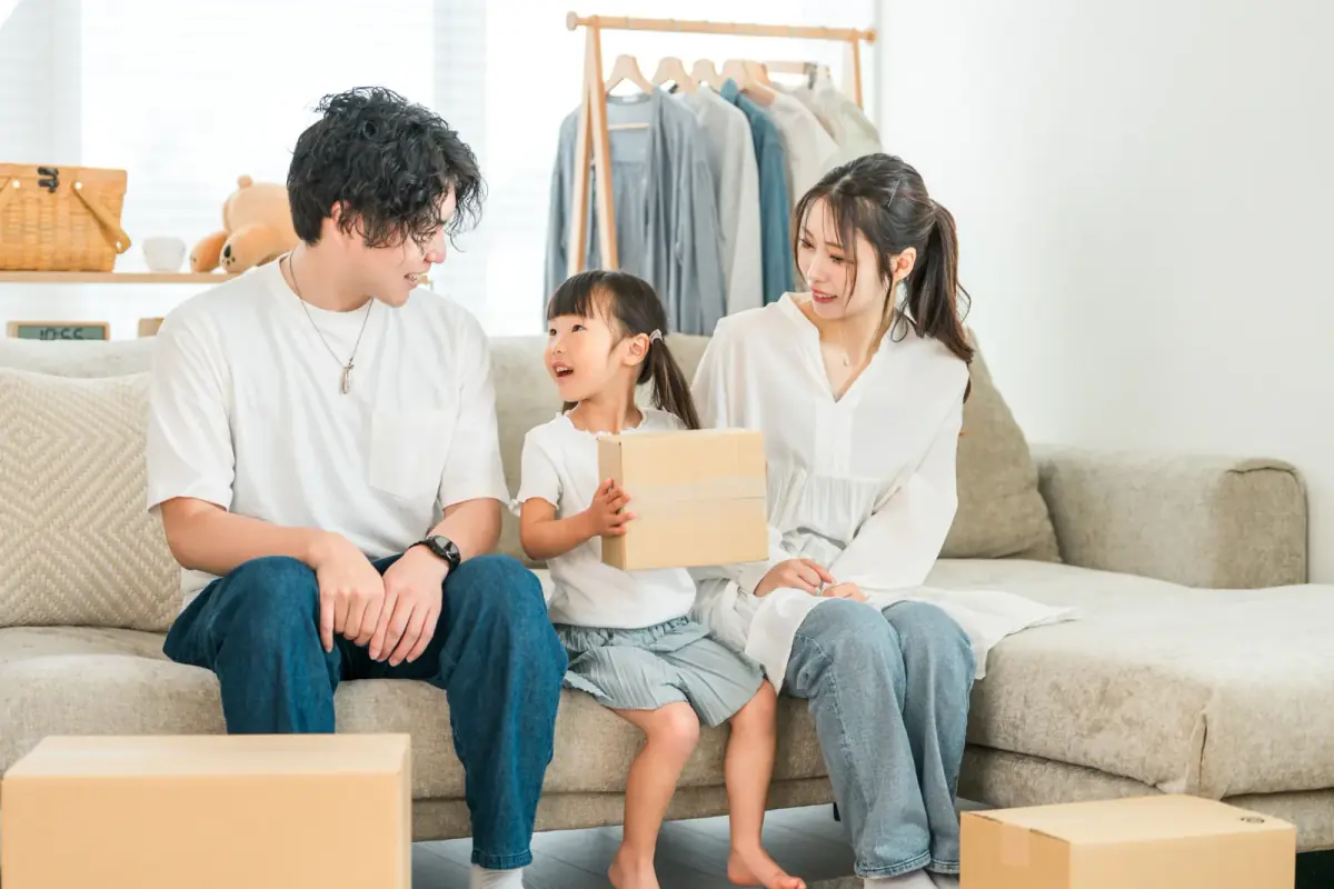 家で引越しの作業、梱包、荷造りをする家族（不動産買取業者に関する記事のイメージ）
