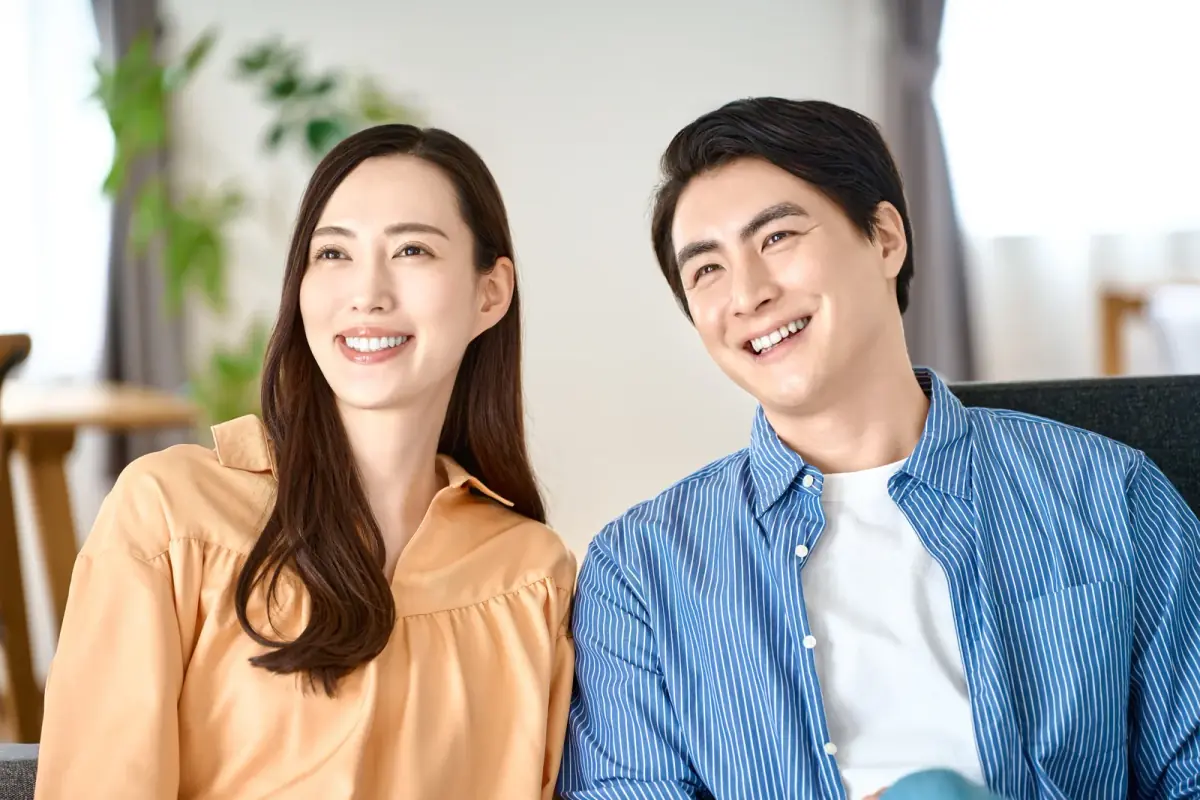 将来を夢見る若い夫婦（不動産買取業者に関する記事のイメージ）