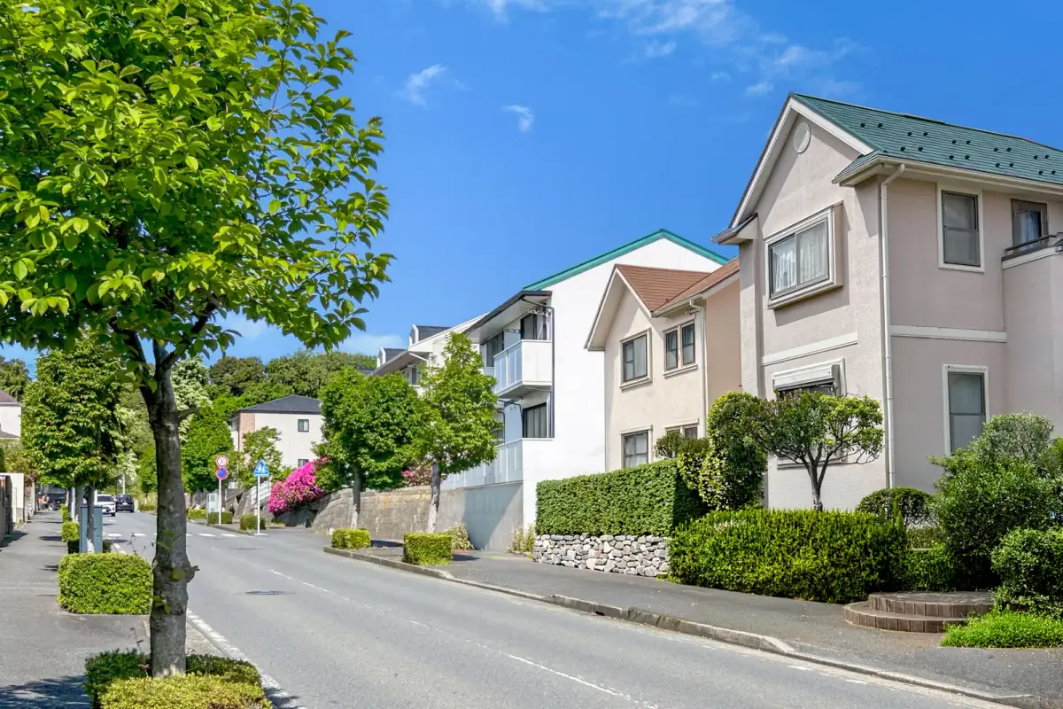 花や緑が美しい新緑の季節の住宅街（再建築不可・接道に関する記事のイメージ）