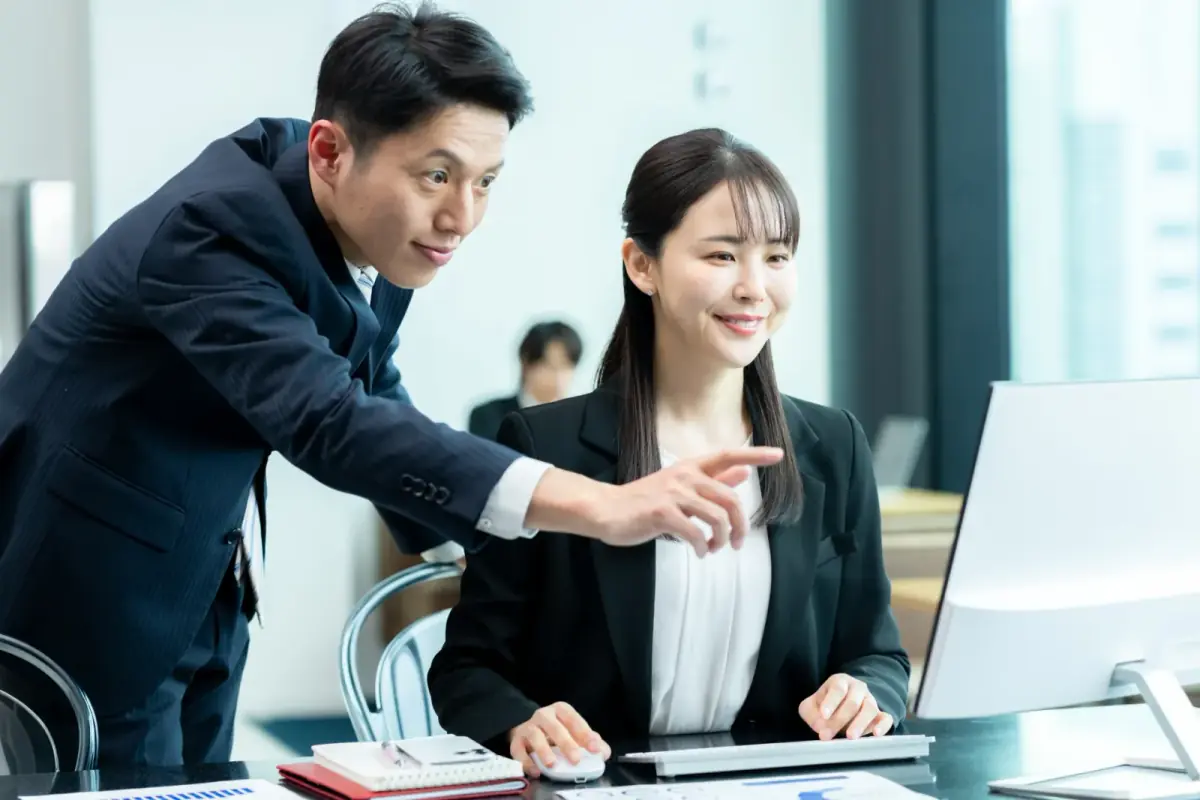 オフィスで働くビジネスパーソン(不動産買取業者に関する記事のイメージ)