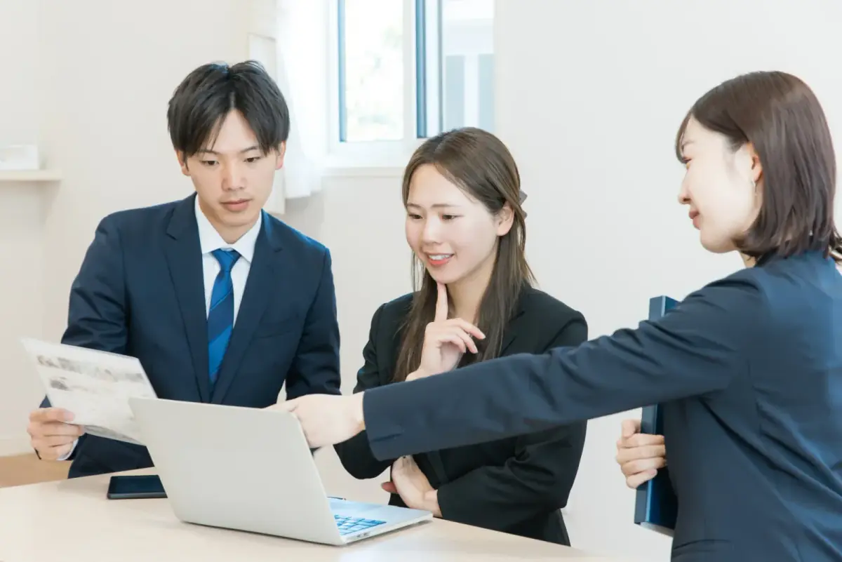ビジネスマン男女3人で仕事をする姿（不動産買取業者に関する記事のイメージ）