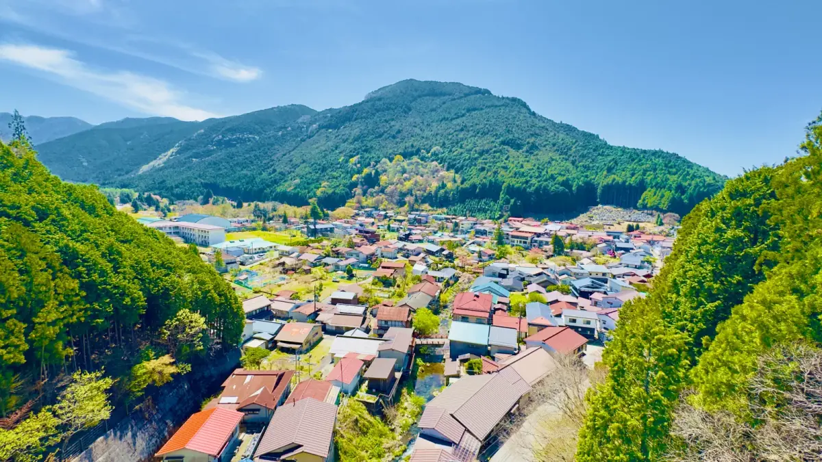 山々に囲まれた緑豊かな里山の集落(別荘に関する記事のイメージ)