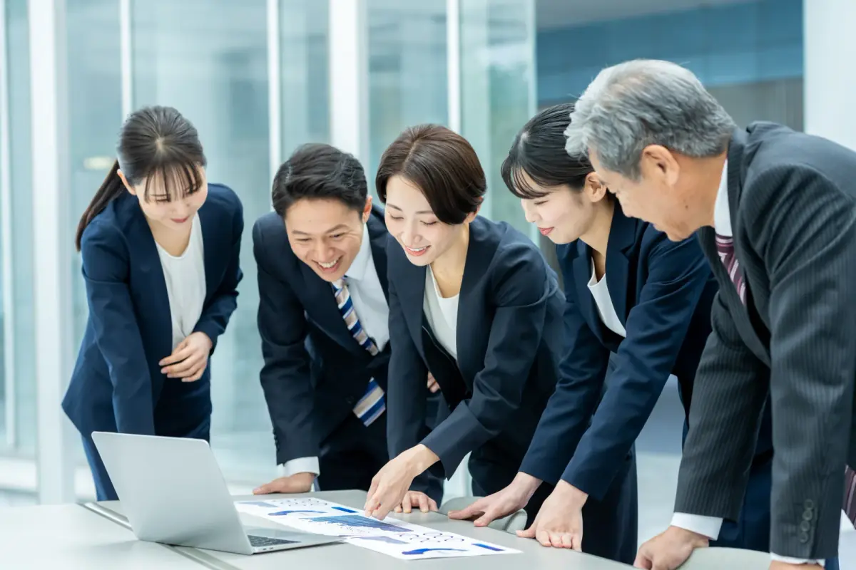 打ち合わせするビジネスパーソン（不動産買取業者に関する記事のイメージ）