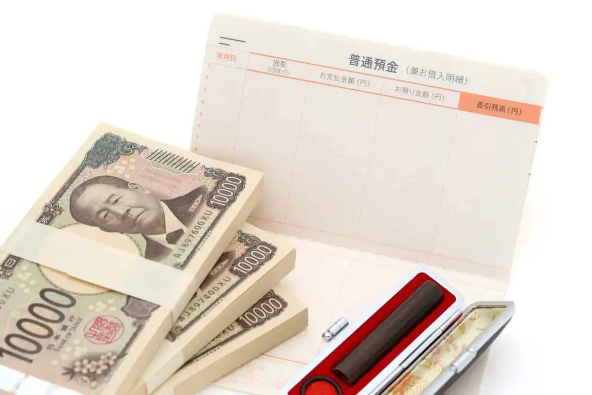 通帳とお金（空き家に関する記事のイメージ）
