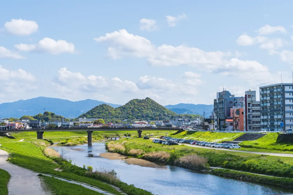 福岡県飯塚市のボタ山と遠賀川(福岡県の0円物件に関する記事のイメージ)