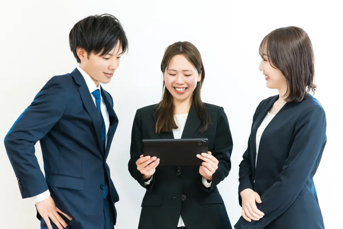 3人で仕事をするビジネスマン男女（不動産買取業者に関する記事のイメージ）