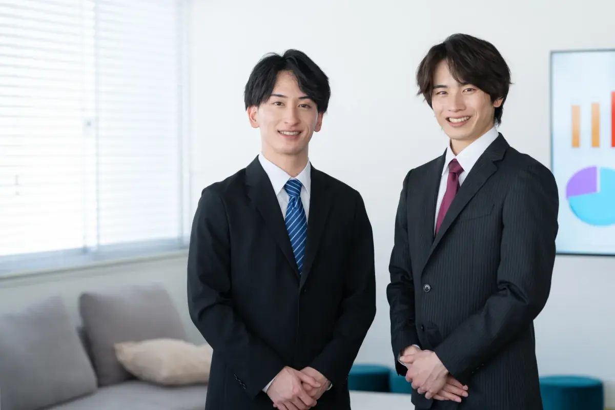 オフィスで仕事をする若いビジネスマン（不動産買取業者に関する記事のイメージ）