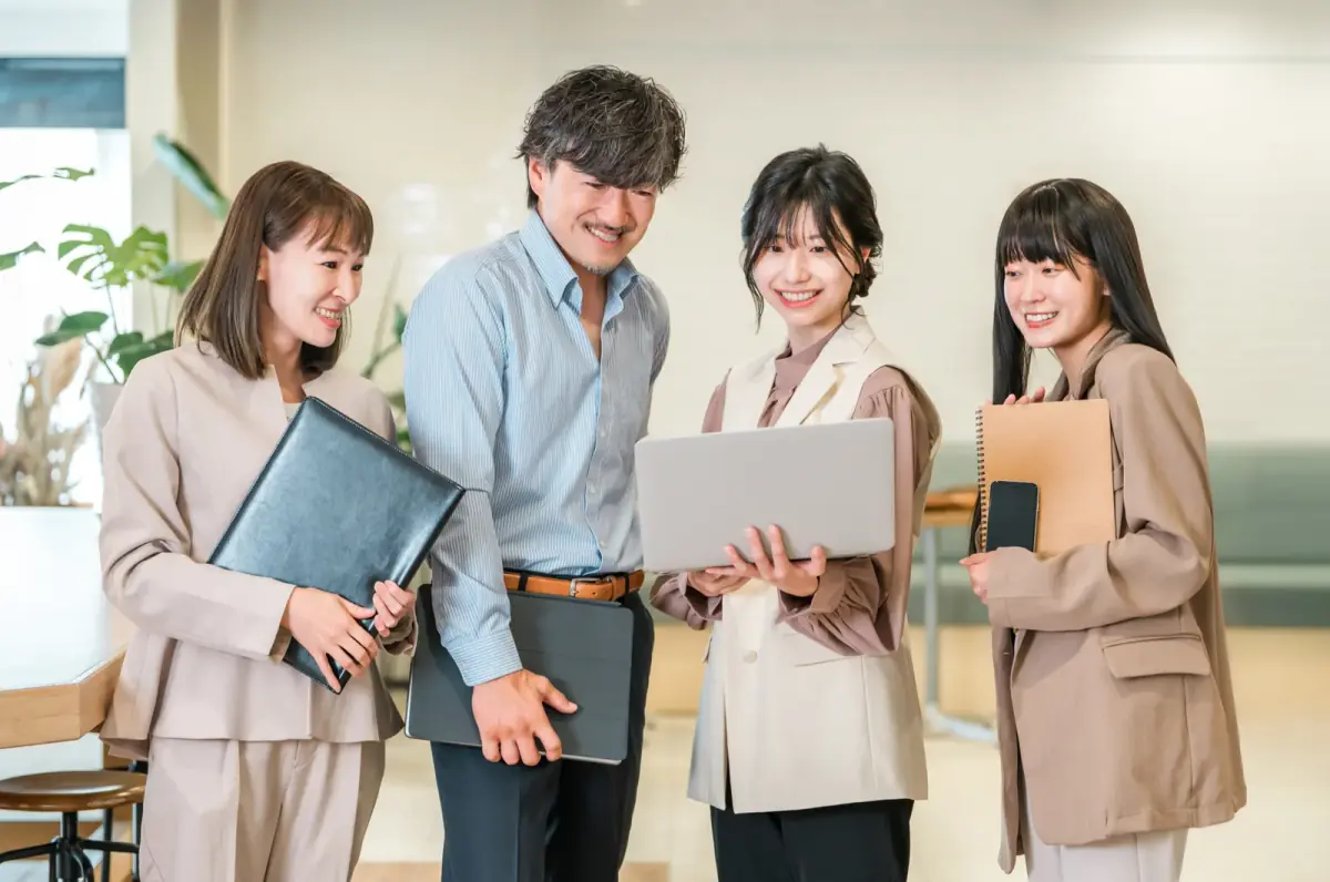 オフィスにいるビジネスマンと秘書の女性（不動産買取業者に関する記事のイメージ）