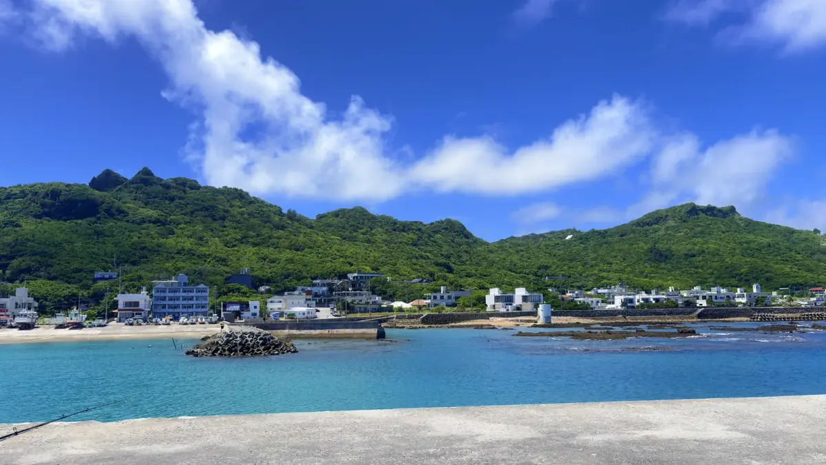 美しい海と緑豊かな山に囲まれた漁港(別荘に関する記事のイメージ)