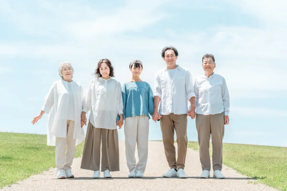 道のある丘にいる幸せな家族,三世代家族(相続・登記に関する記事のイメージ)