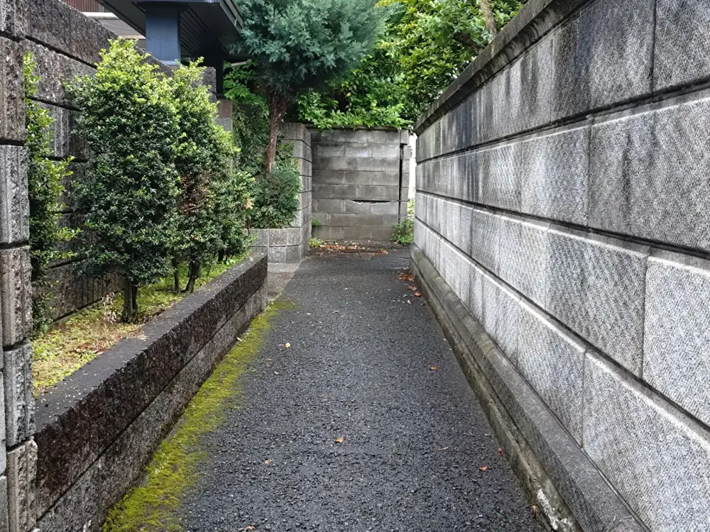 静かな路地(再建築不可・接道に関する記事のイメージ)