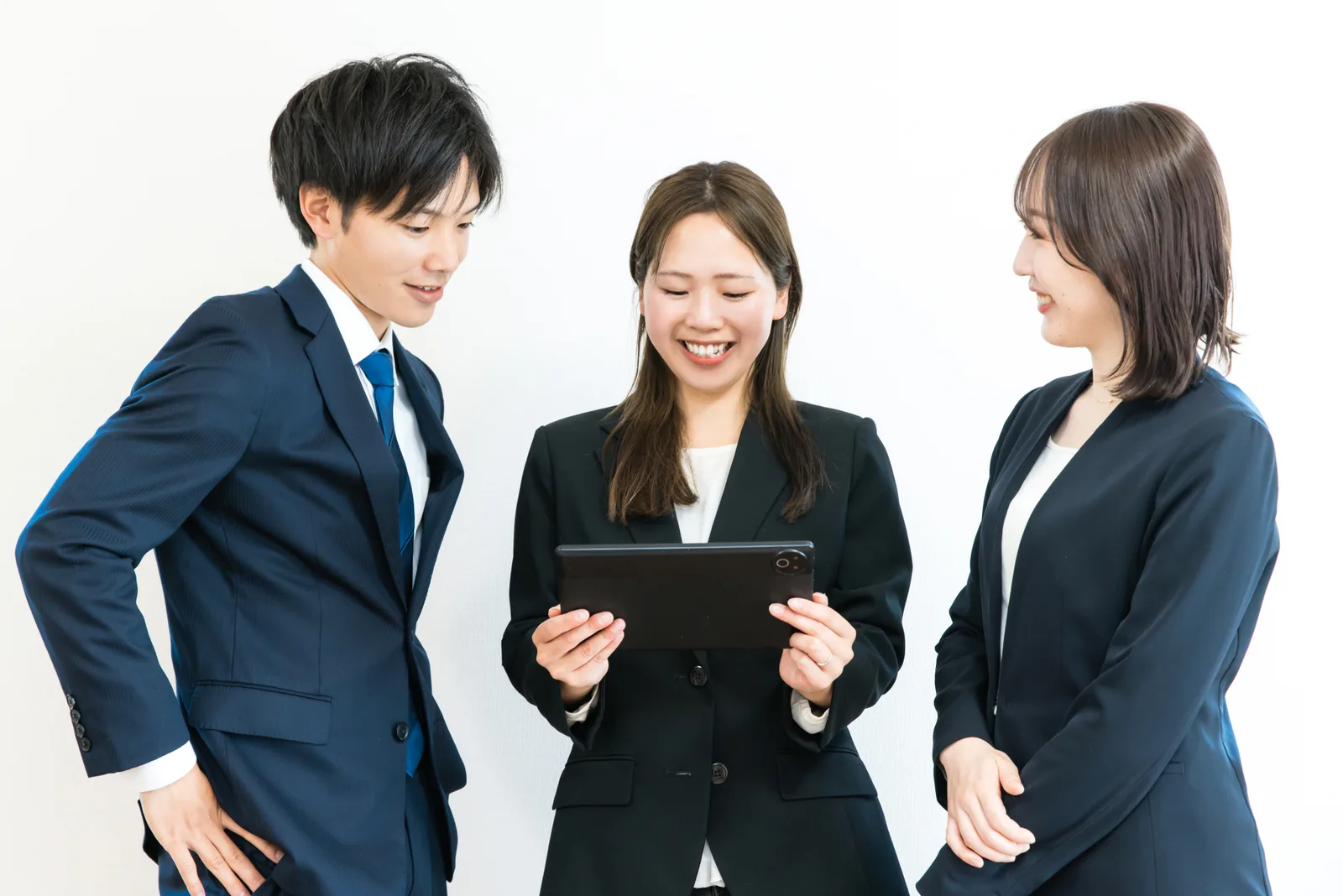 3人で仕事をするビジネスマン男女(不動産買取業者に関する記事のイメージ)