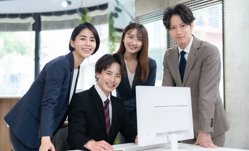 オフィスでパソコンを見るビジネスマン（不動産買取業者に関する記事のイメージ）