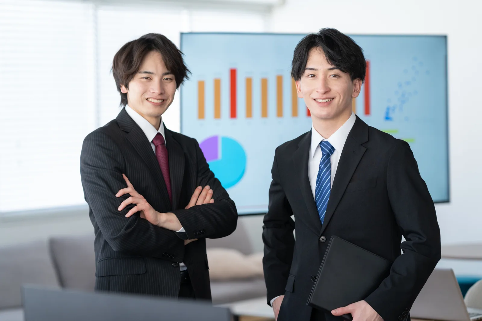 オフィスで会議をする若いビジネスマン(不動産買取業者に関する記事のイメージ)