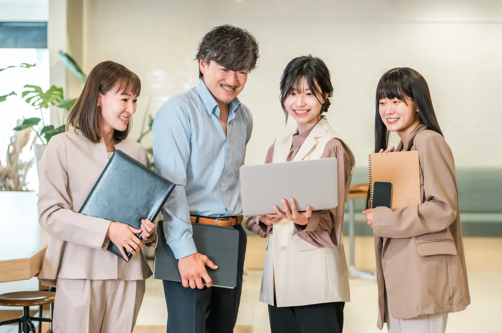 オフィスにいるビジネスマンと秘書の女性(不動産買取業者に関する記事のイメージ)