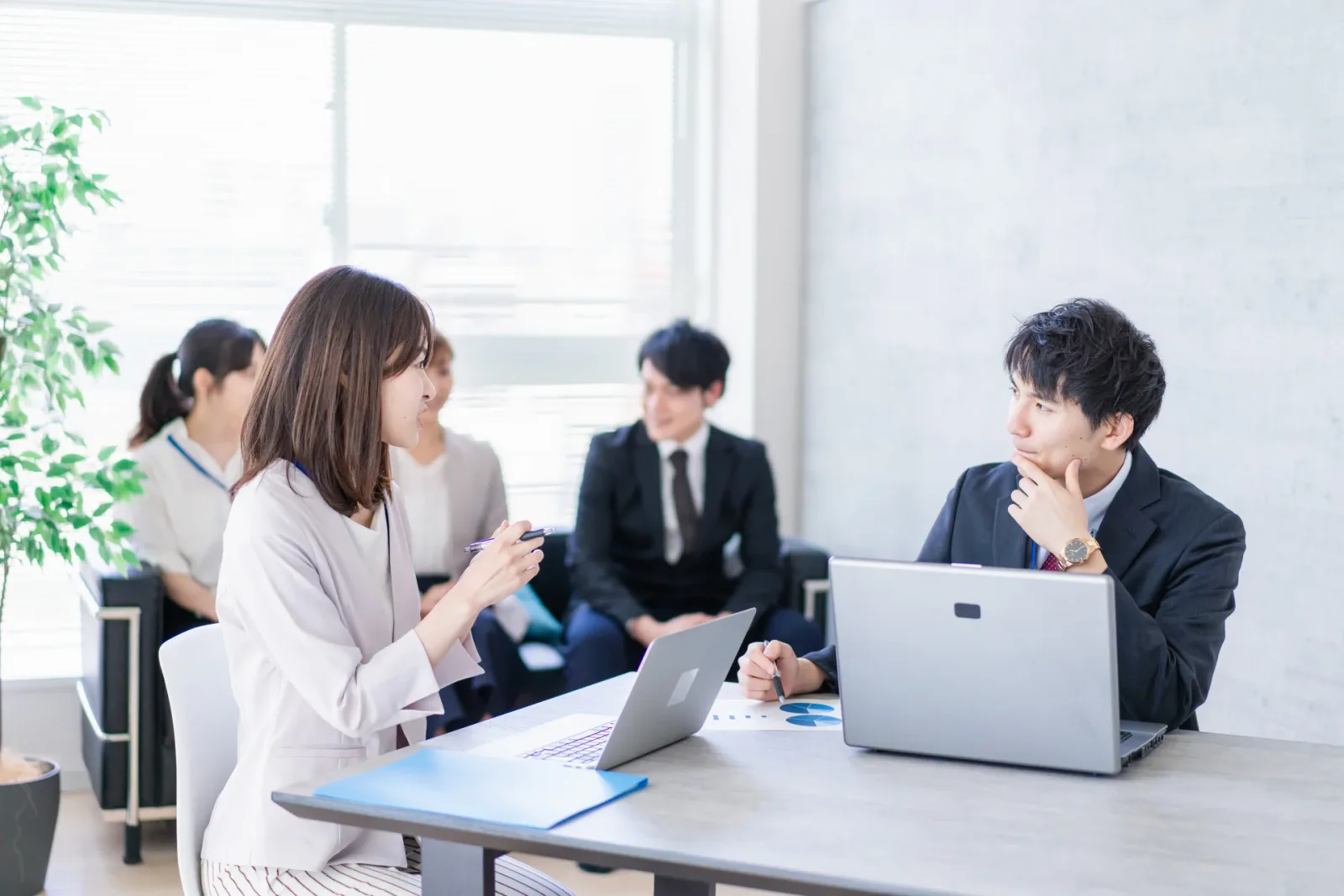 ビジネスミーティングをする男女（不動産買取業者に関する記事のイメージ）
