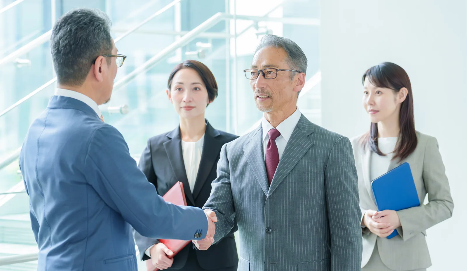 ビジネス　握手　提携　合意（借地権・底地に関する記事のイメージ）
