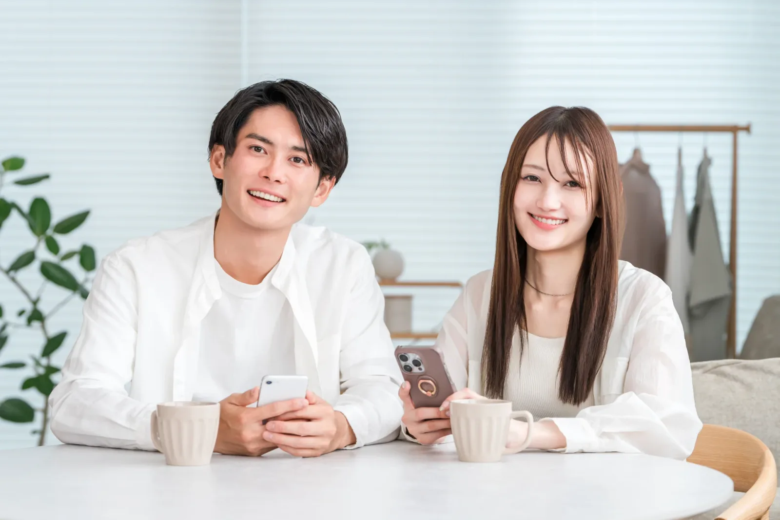 ホットドリンクを飲みながら会話する夫婦(不動産買取業者に関する記事のイメージ)