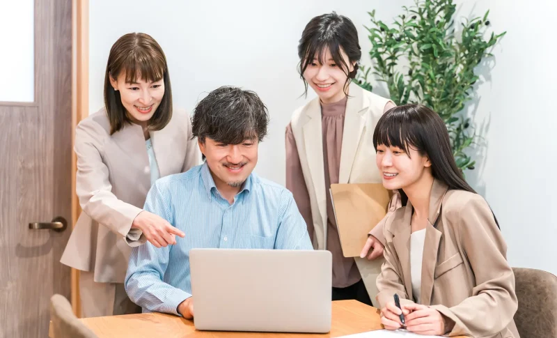 会議,打ち合わせ,ミーティングをする男女（共有持分に関する記事のイメージ）