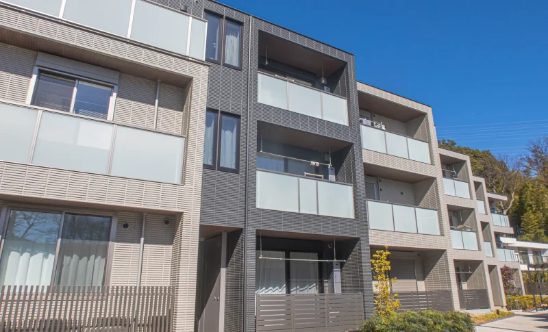 低層マンションと青空（事故物件に関する記事のイメージ）