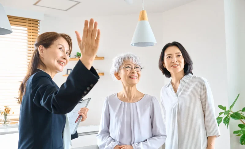 住宅見学で説明を受けるシニア親子（共有持分に関する記事のイメージ）