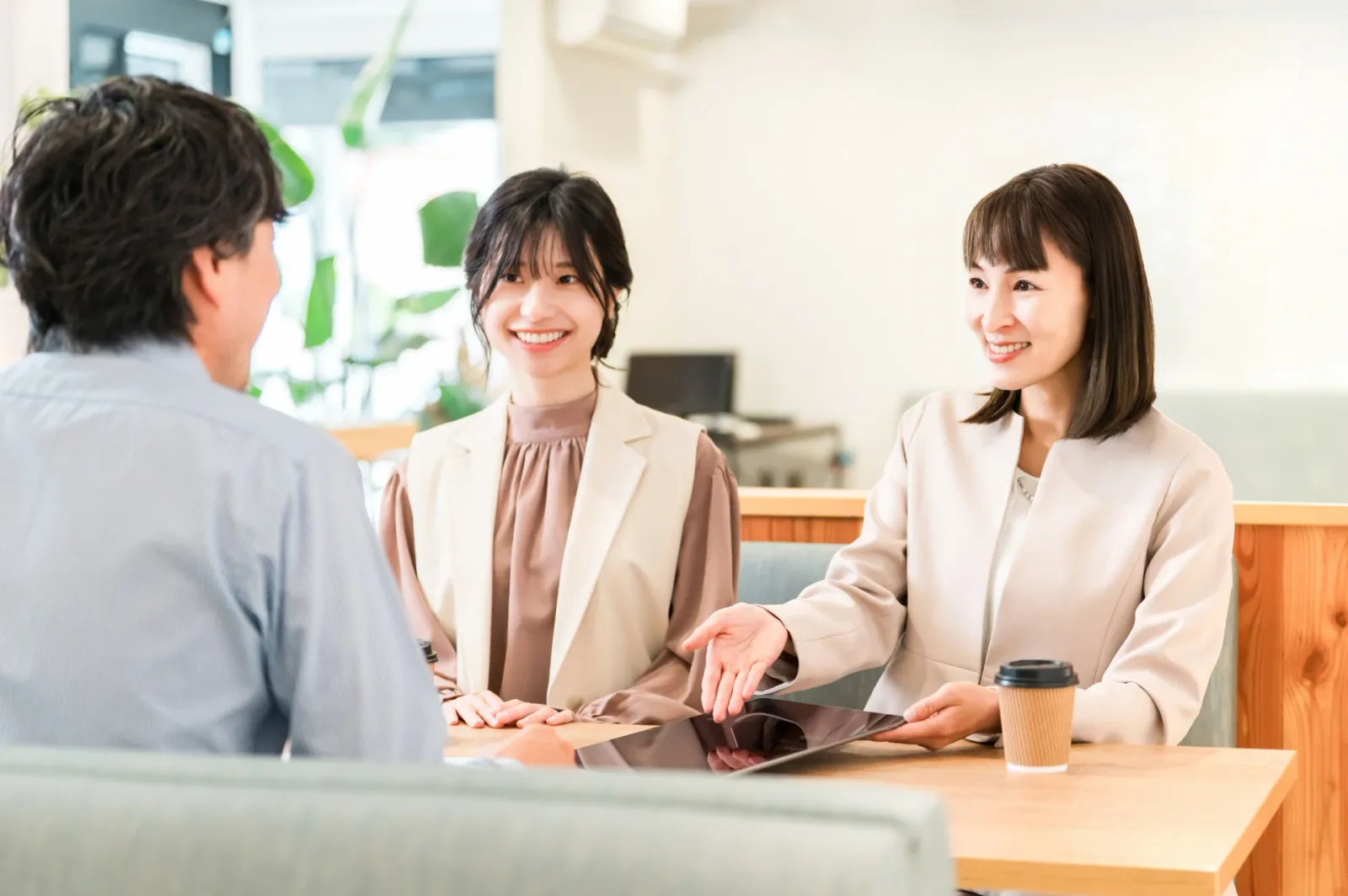 商談スペースで打ち合わせをする女性たち（不動産買取業者に関する記事のイメージ）