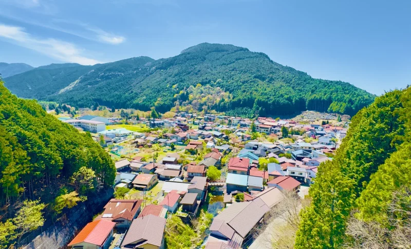 山々に囲まれた緑豊かな里山の集落（別荘に関する記事のイメージ）