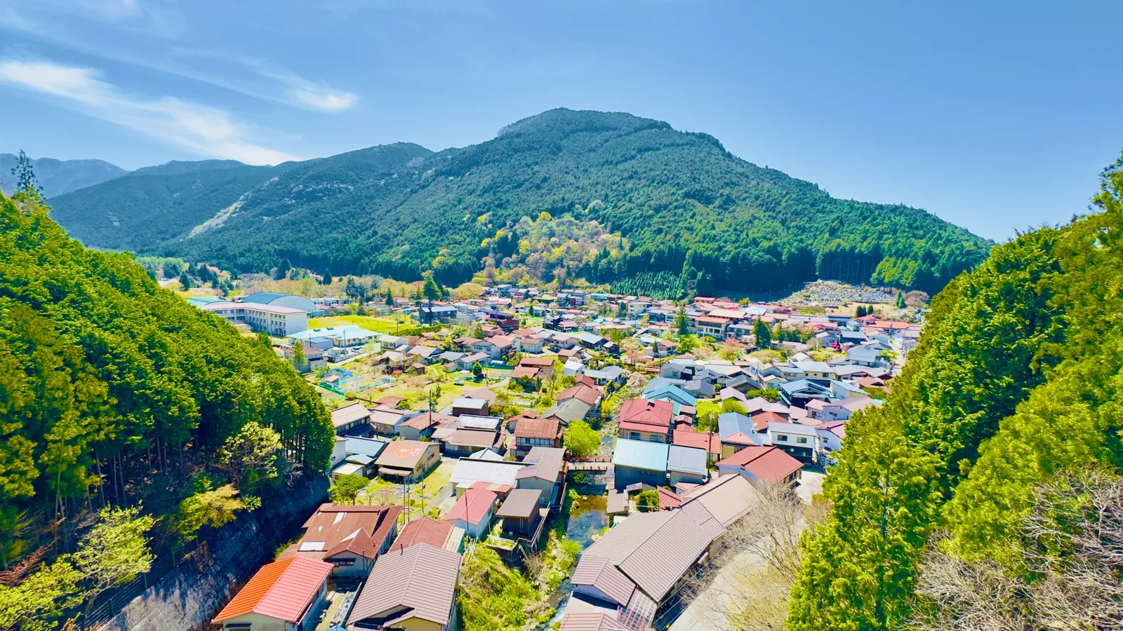 山々に囲まれた緑豊かな里山の集落(別荘に関する記事のイメージ)