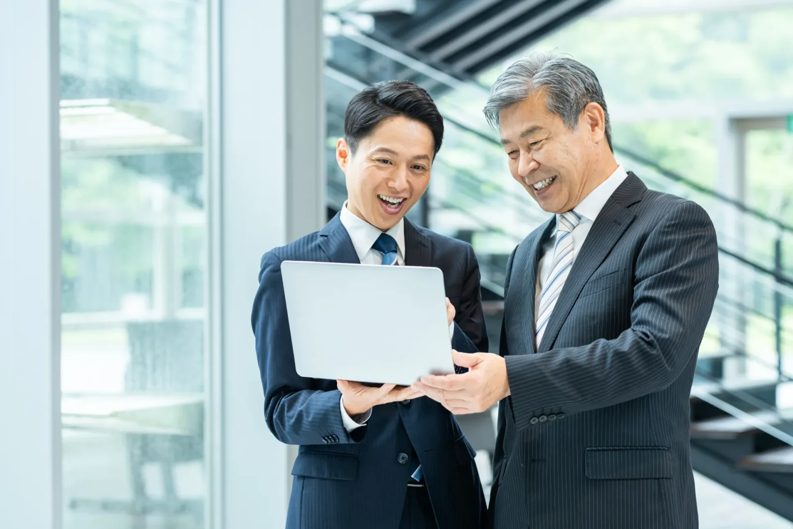 打ち合わせするビジネスマン(不動産買取業者に関する記事のイメージ)