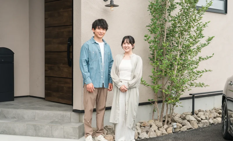 新築のマイホームを建てた夫婦・家族（事故物件に関する記事のイメージ）