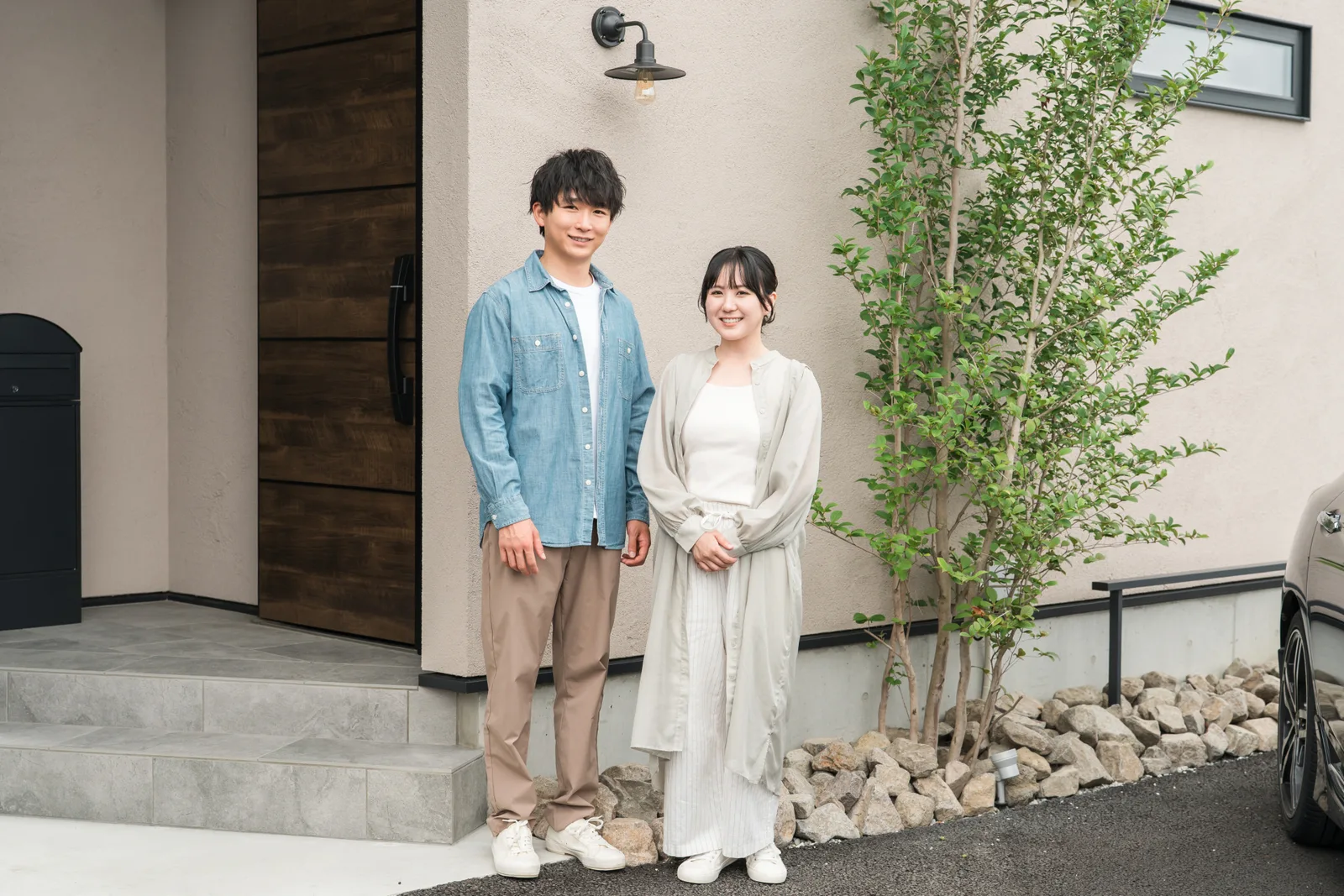 新築のマイホームを建てた夫婦・家族(事故物件に関する記事のイメージ)