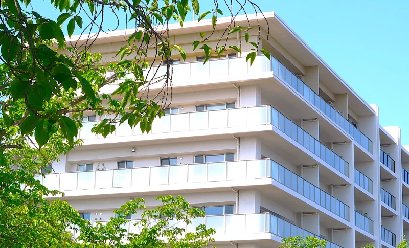 新緑シーズンのマンション（事故物件に関する記事のイメージ）