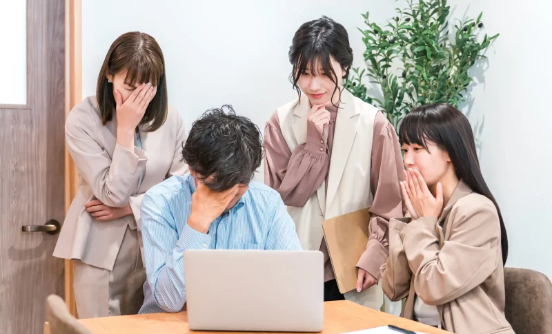 業績悪化で絶望するビジネスマン,男女（共有持分に関する記事のイメージ）