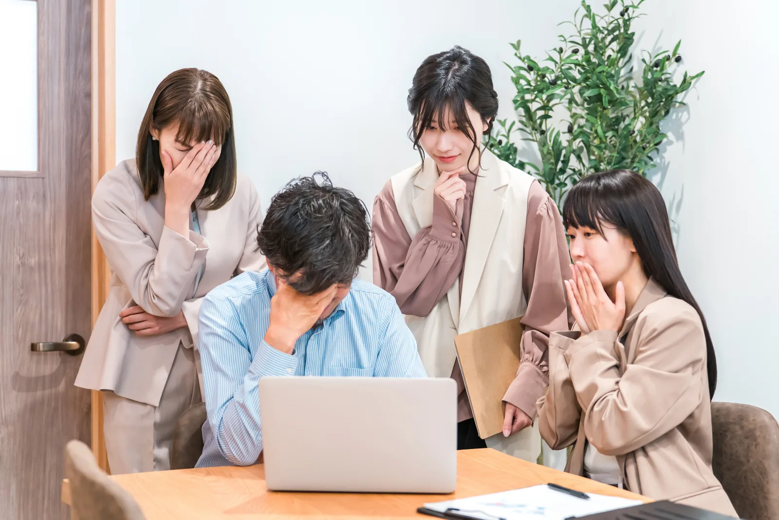 業績悪化で絶望するビジネスマン,男女(共有持分に関する記事のイメージ)