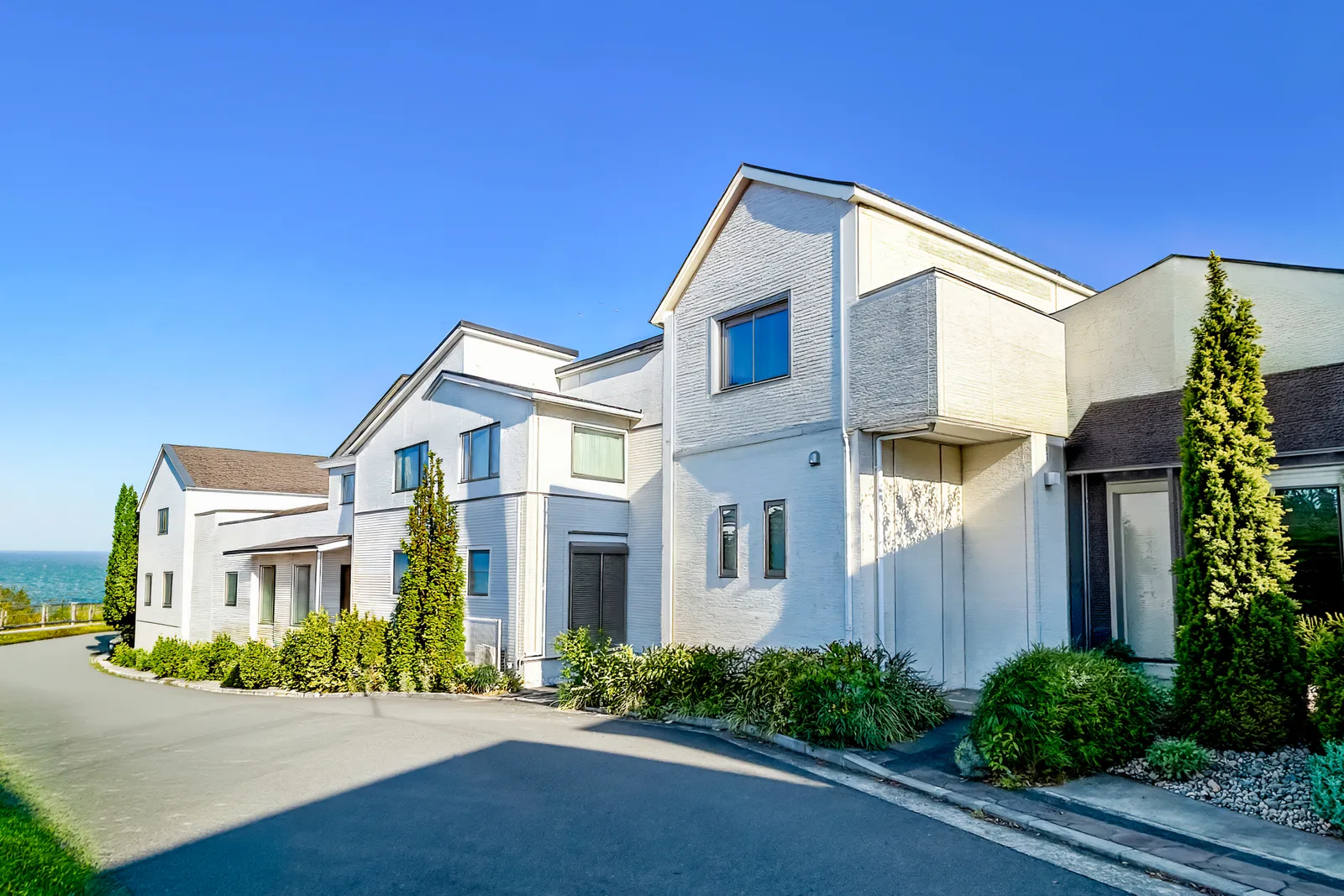 海が見える丘に建ち並ぶ一戸建て住宅(再建築不可・接道に関する記事のイメージ)