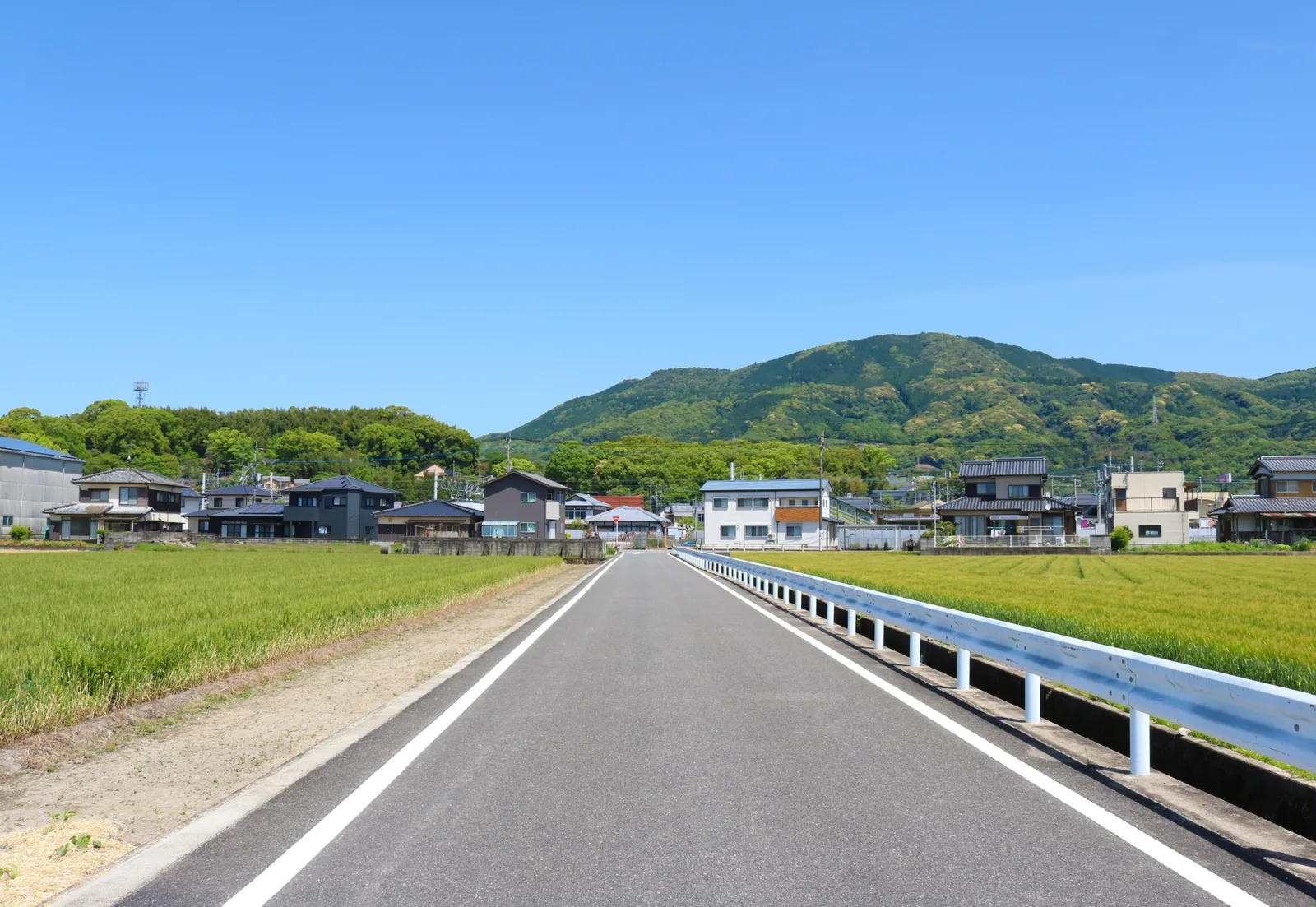 田舎の道3(別荘に関する記事のイメージ)