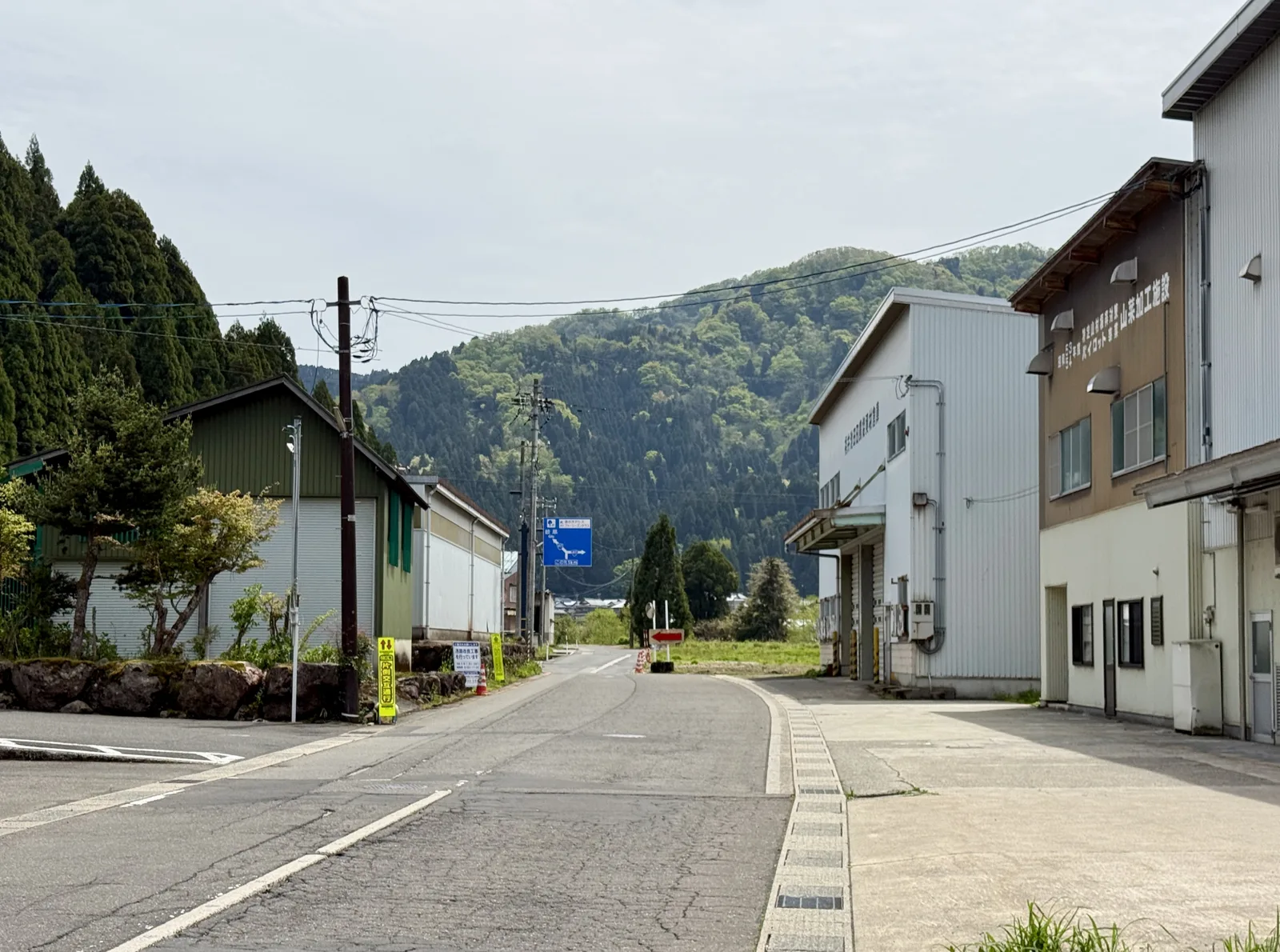 福井県池田町春の野山と集落(別荘に関する記事のイメージ)