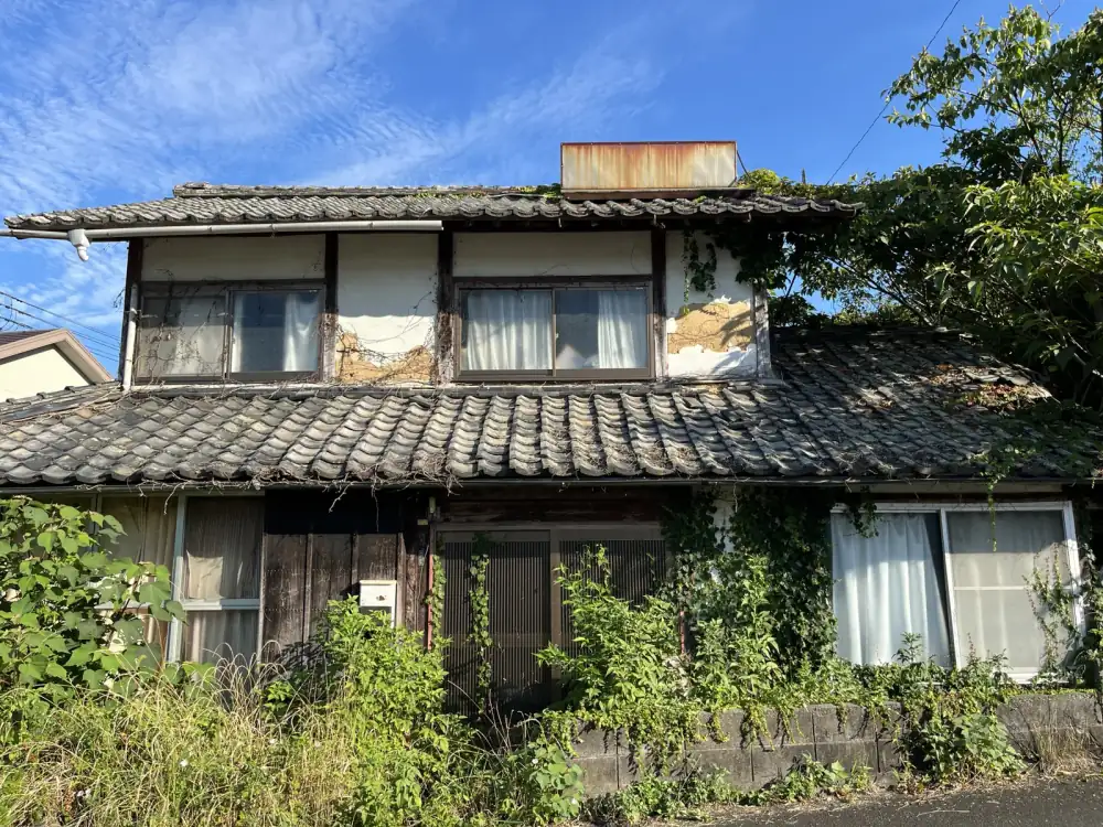 苔むす瓦屋根の古民家、空き家(空き家に関する記事のイメージ)