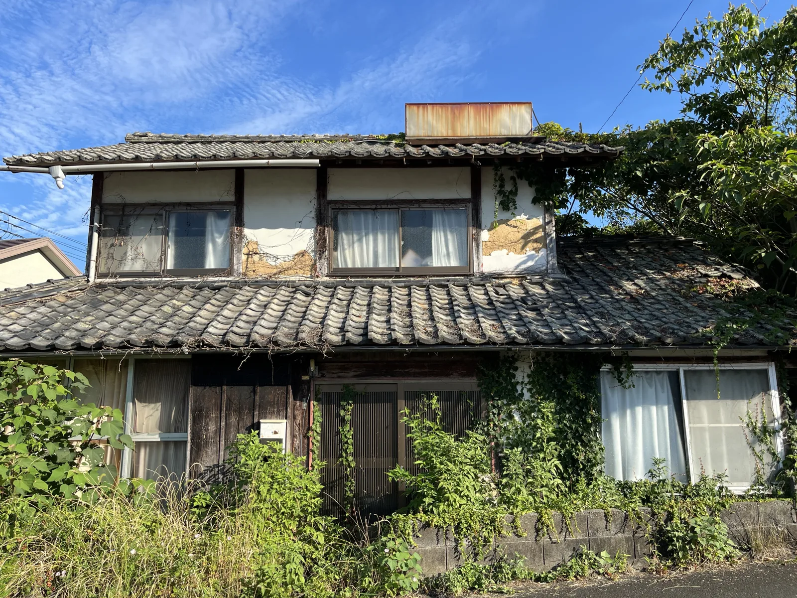 苔むす瓦屋根の古民家、空き家(空き家に関する記事のイメージ)