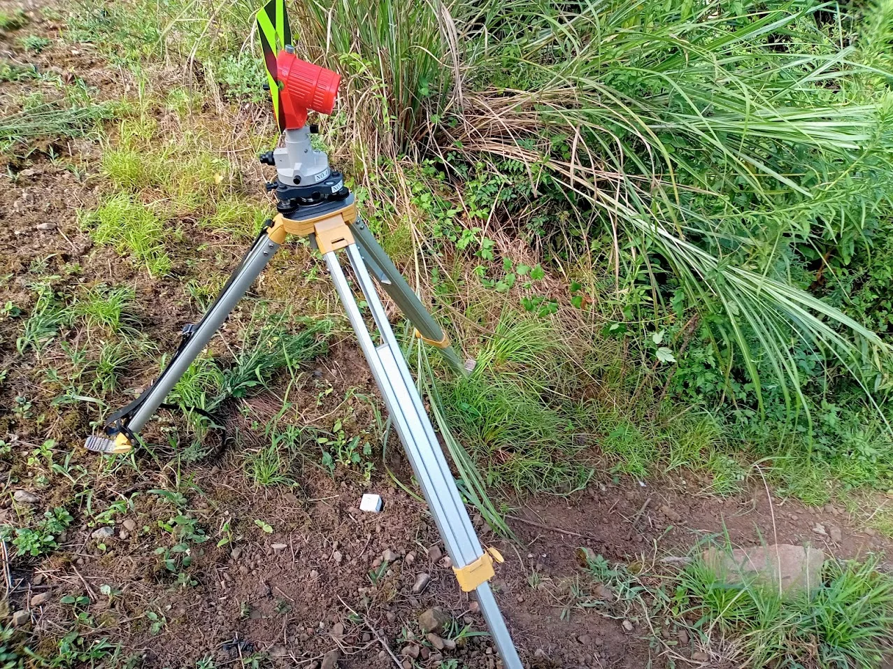 草地に設置した測量機器(空き家に関する記事のイメージ)